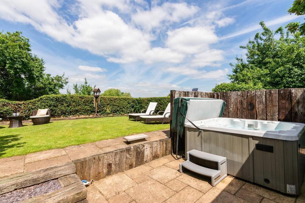 The Summerhouse, Countryside Retreat With Private Hot Tub Bridgnorth Bagian luar foto